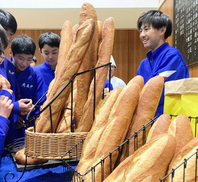 実物のフランスパンを目にする中学生ら＝神戸市灘区高徳町２、鷹匠中学校