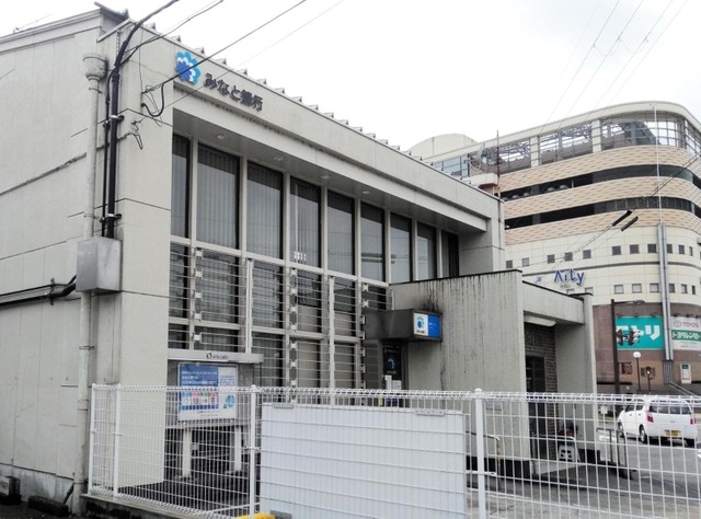 移転が決まったみなと銀行豊岡支店。後方が移転先の商業施設「アイティ」＝豊岡市千代田町