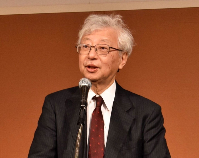 講演する東大名誉教授の伊藤元重氏＝神戸市中央区北野町１