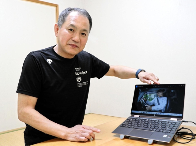 「後ろを振り返りながらバックするのは事故のもと」と言うネイキッドコーポレーションの山下裕隆社長＝神戸市東灘区