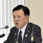 会見する関西経済同友会代表幹事の角元敬治氏＝大阪市北区中之島６