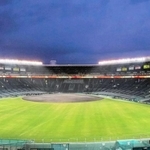 ナイター照明を点灯した甲子園球場（阪神電気鉄道提供）