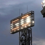 文字演出を行う甲子園球場の照明塔（阪神電気鉄道提供））