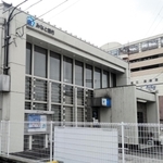 移転が決まったみなと銀行豊岡支店。後方が移転先の商業施設「アイティ」＝豊岡市千代田町