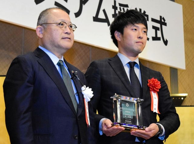 最優秀賞の畠一希さん（右）と尼崎信用金庫の作田誠司理事長＝尼崎市昭和通２、都ホテル尼崎