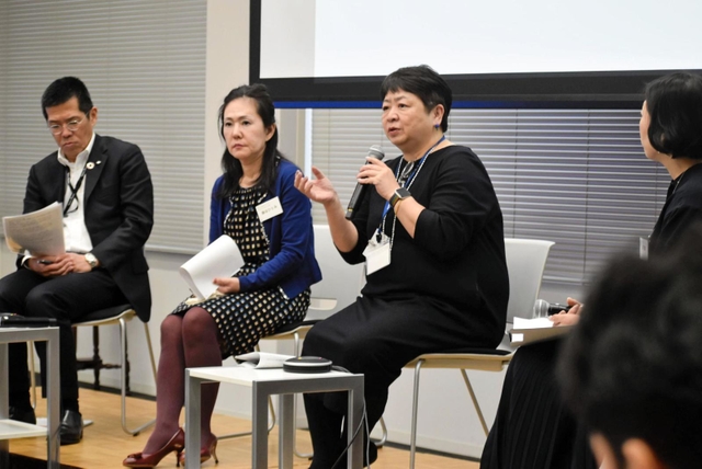 パネル討論で、会場に語りかける梅田恵教授（右から２人目）と藤谷ひとみ部長（同３人目）、岡野康司執行役員（左端）＝神戸市中央区脇浜海岸通２、神戸製鋼所神戸本社