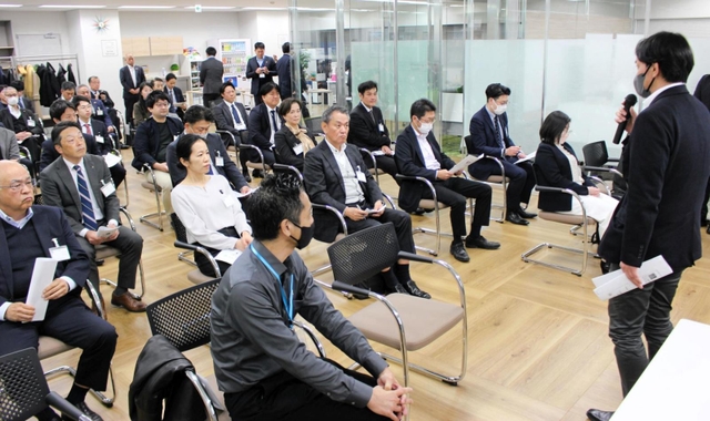 企業交流会で自己紹介する参加者＝東京都中央区、みなと銀行東京支店