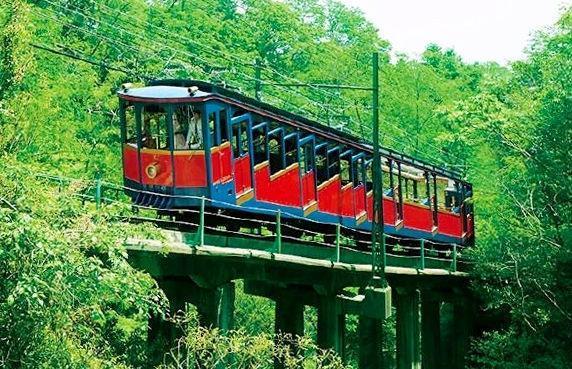 六甲山観光が車両や軌道などの資産を阪神電気鉄道に承継する六甲ケーブル（六甲山観光提供）