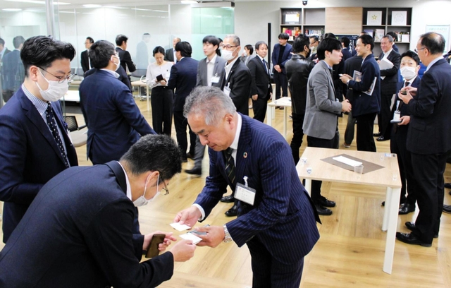 みなと銀行東京支店の「Ｍポート」で12月５日に開かれた交流イベント。このスペースに関西みらい銀行の東京支店が入る＝東京都中央区