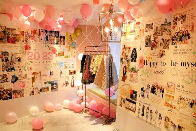 小川淳子さんの歩みを紹介する特設コーナー＝神戸市中央区江戸町