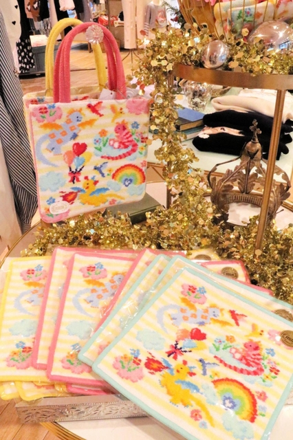 ドイツの綿織物ブランド「フェイラー」とコラボした限定商品。来年の干支（えと）「辰（たつ）」がモチーフに＝神戸市中央区江戸町