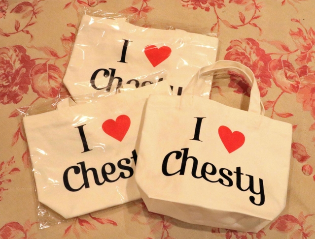 創業当時のデザインを復刻したトートバッグ。３万円以上の購入者に先着で配る＝神戸市中央区江戸町