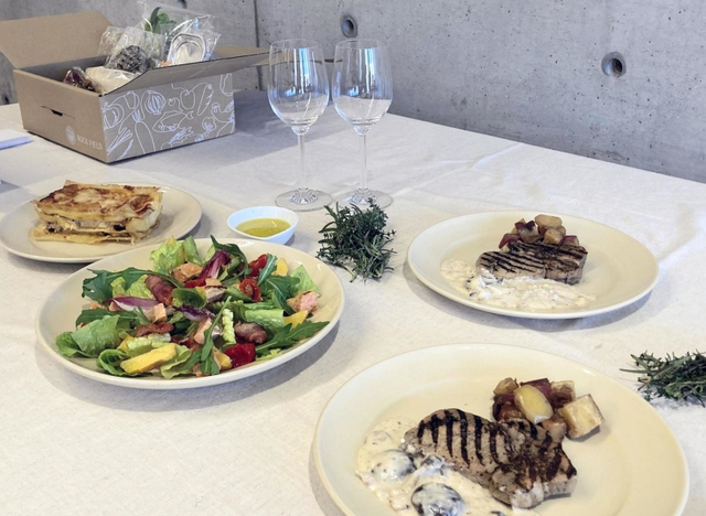 「毎月とどく、美食便」のサーモントラウトのＢＬＴサラダや国産豚リブロースのグリルなど＝神戸市東灘区魚崎浜町、ロック・フィールド