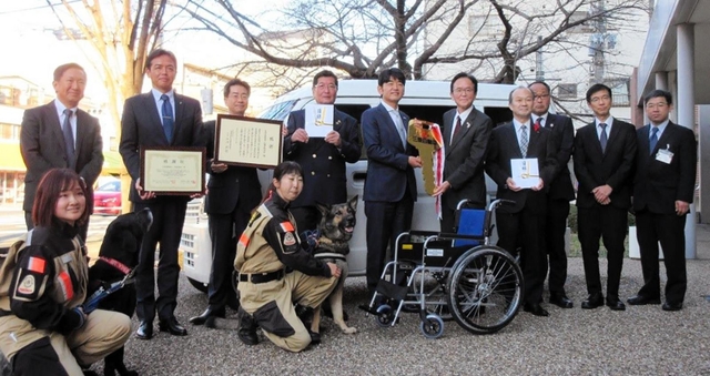 福祉車両や車いす、支援金が福祉団体などに贈られた生命保険協会兵庫県協会による寄贈式＝１３日、神戸市中央区坂口通２の兵庫県福祉センター（同協会提供）