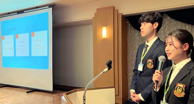 「大学コンソーシアムひょうご神戸」が開いた懇親会で発表する甲南大経営学部の橘美奈さん（右）と深田寛稀さん＝１４日、神戸市中央区の神戸ポートピアホテル