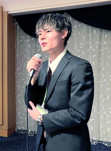 「大学コンソーシアムひょうご神戸」が開いた懇親会で発表する神戸学院大経営学部４年の木元俊介さん＝１４日、神戸市中央区の神戸ポートピアホテル