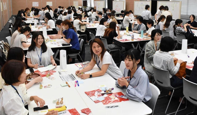 職場での悩みやキャリアについて意見を交わす女性技術者たち＝９月、神戸市中央区の神戸製鋼所本社