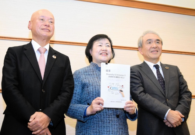 提言をまとめた神戸経済同友会の（左から）楢木一秀代表幹事、佐伯里香提言特別委員長、東琢副委員長＝神戸市中央区港島中町６