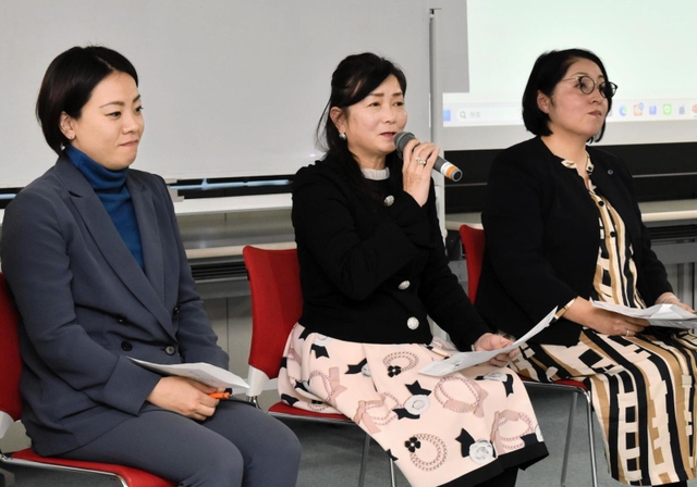 女性役員の立場からリーダー育成について話す（左から）並里麻依さんと木田聖子さん、佐藤哲子さん＝神戸市中央区東川崎町１、兵庫県立男女共同参画センター