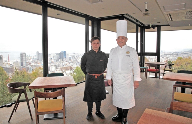 神戸市街を見下ろす立地にオープンした「神戸北野テラス」。総料理長の山口浩さん（左）とシェフで長男の優貴さん＝神戸市中央区