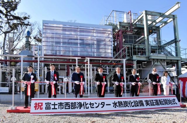 実験プラントの前でテープカットに臨む神鋼環境ソリューションの佐藤幹雄社長（左端）ら＝静岡県富士市宮島