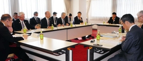 「一日公正取引委員会」で、競争政策の現状について公取委と意見交換した兵庫の経済団体代表ら＝神戸市中央区下山手通４、兵庫県民会館