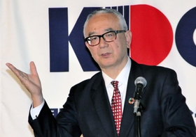 関西プレスクラブの定例会で講演する塩野義製薬の手代木功会長兼社長＝大阪市中央区難波４