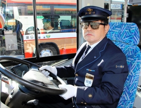 神姫バス 運転手が偏光レンズのサングラス着用 まぶしさ軽減、全路線で実証実験 | 【NEXT】経済 | ひょうご経済＋ | 神戸新聞NEXT