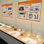 「アクティブトレッド」に使われた化学材料。住友ゴム工業が開いた説明会で展示された＝東京都内（同社提供）