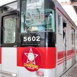 ヴィッセル神戸の初優勝記念ヘッドマークを付けて運行する山陽電気鉄道の電車＝山陽姫路駅