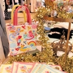 ドイツの綿織物ブランド「フェイラー」とコラボした限定商品。来年の干支（えと）「辰（たつ）」がモチーフに＝神戸市中央区江戸町