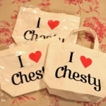 創業当時のデザインを復刻したトートバッグ。３万円以上の購入者に先着で配る＝神戸市中央区江戸町