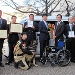 福祉車両や車いす、支援金が福祉団体などに贈られた生命保険協会兵庫県協会による寄贈式＝１３日、神戸市中央区坂口通２の兵庫県福祉センター（同協会提供）