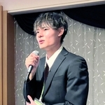 「大学コンソーシアムひょうご神戸」が開いた懇親会で発表する神戸学院大経営学部４年の木元俊介さん＝１４日、神戸市中央区の神戸ポートピアホテル
