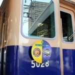 プロ野球日本シリーズを記念して阪神電気鉄道が運行したヘッドマーク付きの電車＝阪神尼崎駅