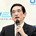 ＱＲコードを使った乗車券サービスの導入を発表したＪＲ西日本の長谷川一明社長＝20日午後、大阪市北区