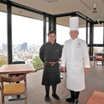 神戸市街を見下ろす立地にオープンした「神戸北野テラス」。総料理長の山口浩さん（左）とシェフで長男の優貴さん＝神戸市中央区