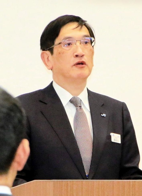 幹部社員らを前に、年頭の訓示を行うＪＲ西日本の長谷川一明社長＝４日午前、大阪市北区