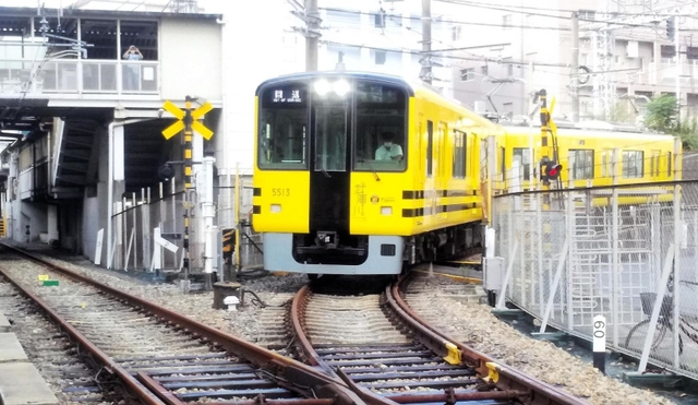 阪神本線から武庫川線に入るため、連絡線を通る「タイガース号」（阪神電気鉄道提供）