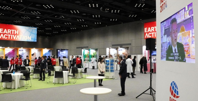 アース製薬とグループ各社がブースを出展し新製品や方針を発表した会場＝大阪市北区、ハービスホール