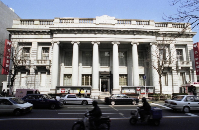 【１９９２年】倒壊前の旧第一勧業銀行神戸支店。重厚な雰囲気で街のランドマークだった＝１９９２年３月、神戸市中央区栄町通３