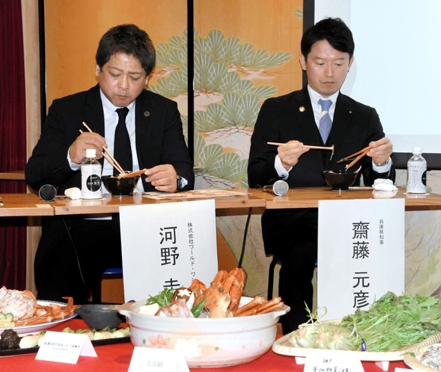 フェアのメニューを試食する兵庫県の斎藤元彦知事（右）とワールド・ワンの河野圭一社長＝神戸市中央区北長狭通２、ひょうご五国ワールド神戸三宮横丁