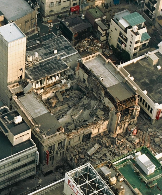 倒壊した名建築の第一勧業銀行神戸支店＝１９９５年１月１８日、神戸市中央区栄町通３