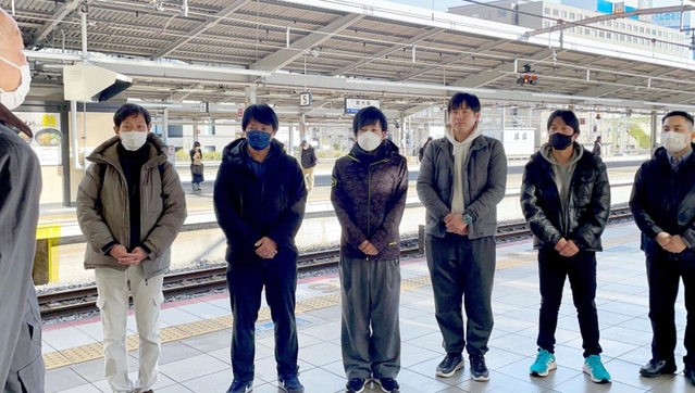 被災地の応援に向かう生活協同組合コープこうべの職員ら。岩山利久組合長（左端）から激励を受ける＝14日、ＪＲ新大阪駅（同生協提供）