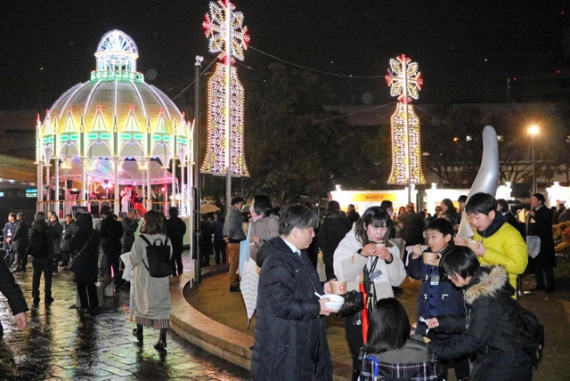 ジャズライブを楽しみながらホットドリンクや軽食を味わう人たち＝神戸市中央区加納町６、花時計広場