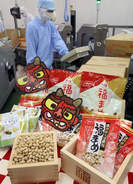 節分に向け、フル生産が続く福豆＝１９日午前、神戸市長田区神楽町２、吉田ピーナツ食品（撮影・長嶺麻子）
