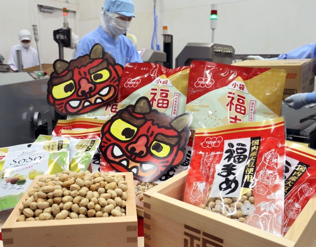 節分に向け、フル生産が続く福豆＝１９日午前、神戸市長田区神楽町２、吉田ピーナツ食品（撮影・長嶺麻子）