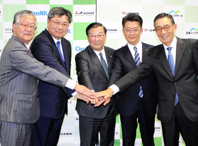 アンモニア輸送船の建造を発表したジャパンエンジンコーポレーションの川島健社長（左から２番目）ら＝東京都内