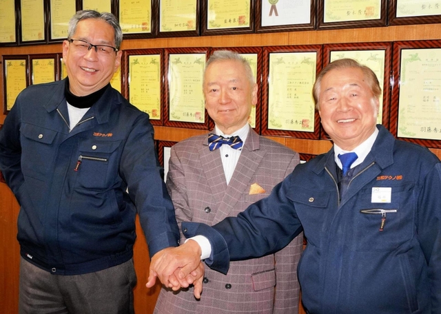 「知的財産活用表彰」受賞を喜ぶ（右から）福井和郎・三和テクノ社長と西野卓嗣さん、阿部勇喜さん＝神戸市長田区、三和テクノ