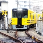 阪神本線から武庫川線に入るため、連絡線を通る「タイガース号」（阪神電気鉄道提供）